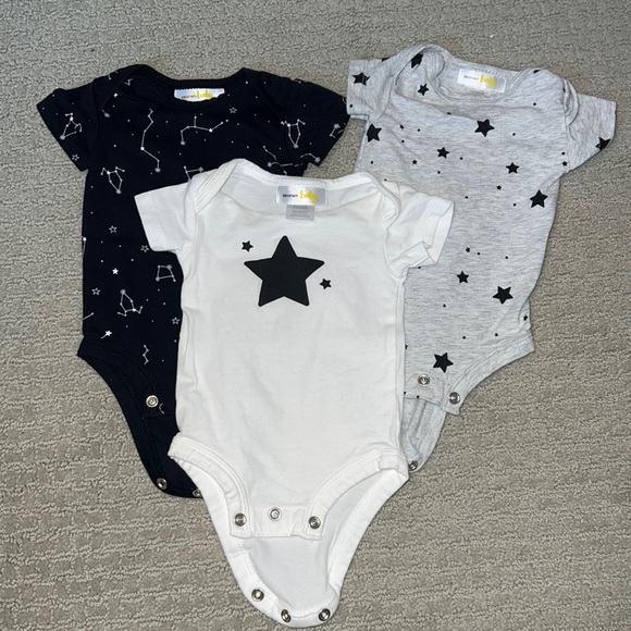 Bloomie’s Baby Bodysuits, 3 Pack, size newborn. - Picture 1 of 8